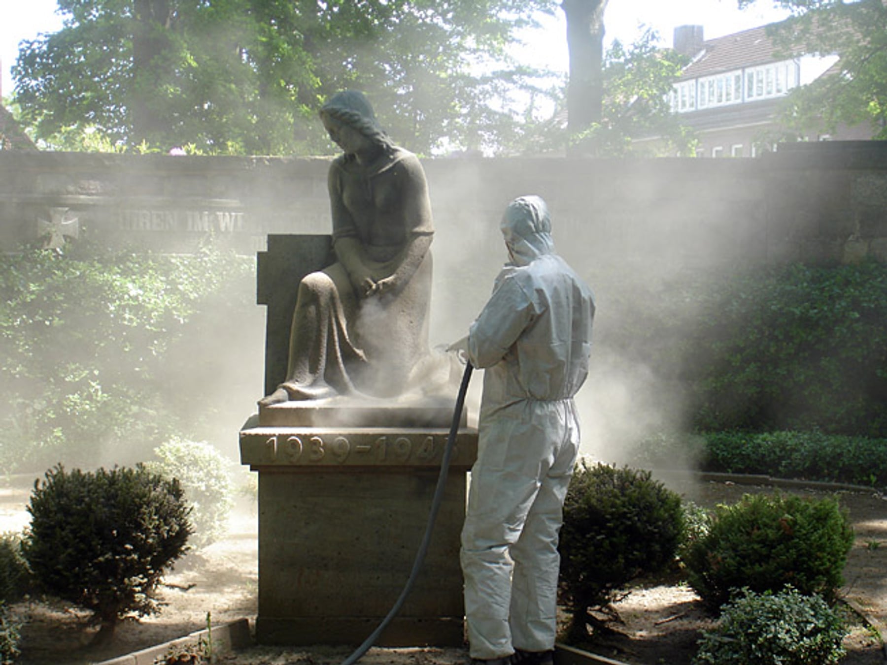 Sandstrahlarbeiten an einem Denkmal in Bad Oldesloe