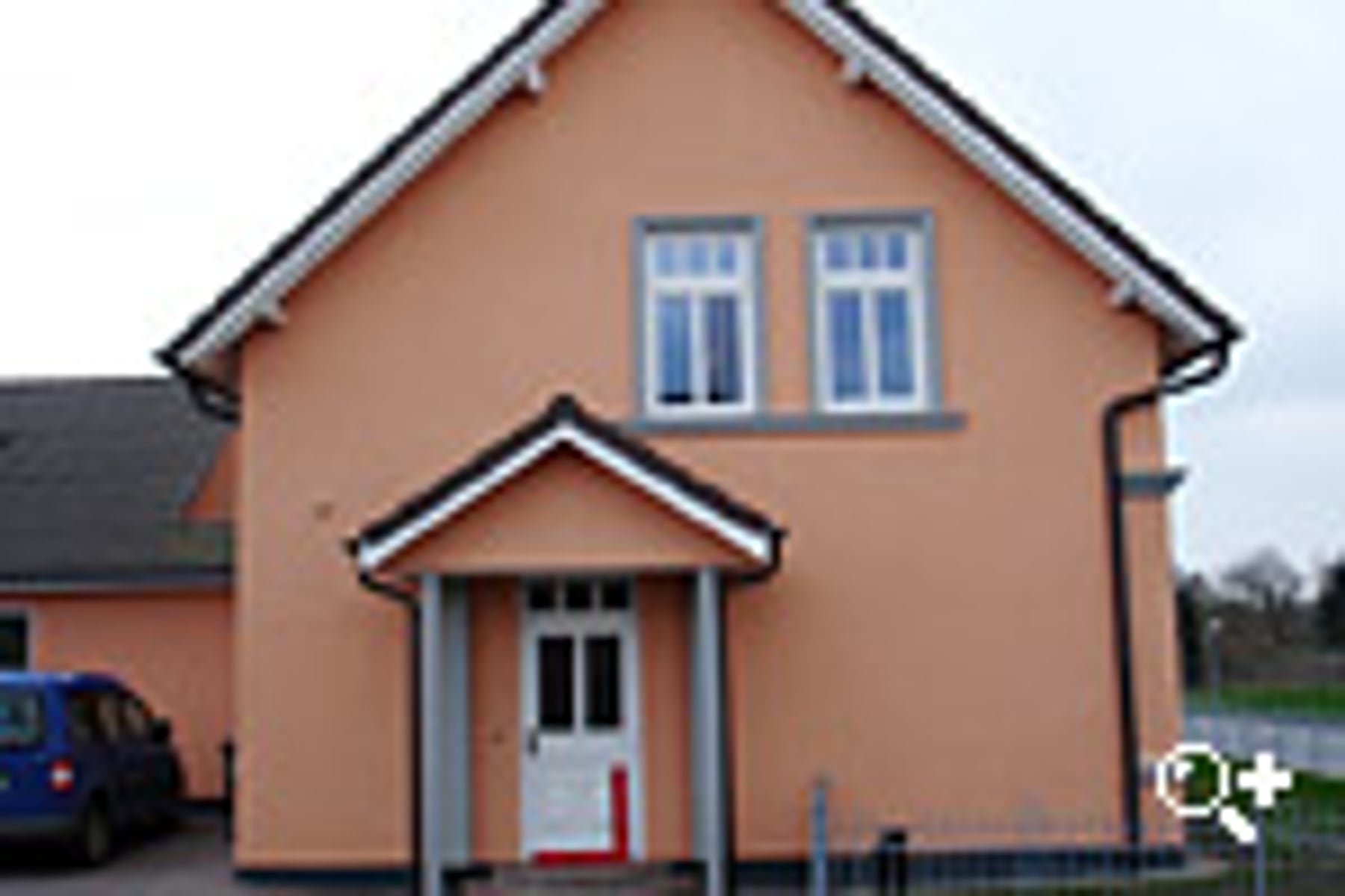 Wohnhaus mit lachsfarbener Fassade – Malerarbeiten